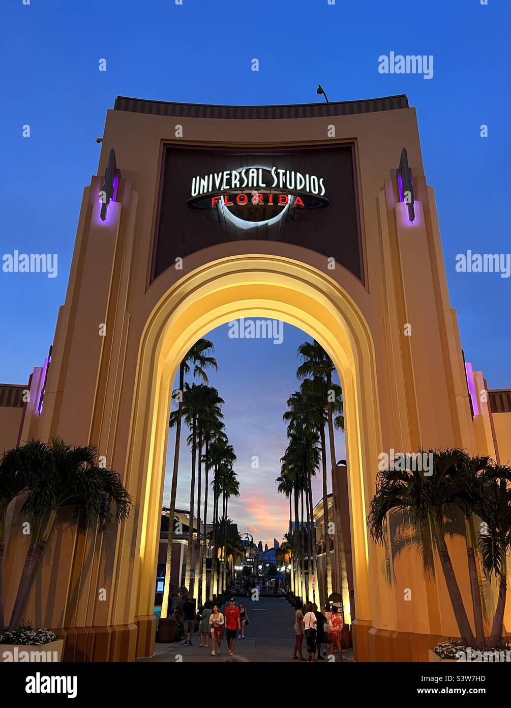Sonnenuntergang am Eingang der Universal Studios Orlando, Florida USA Juli 2022 Stockfoto