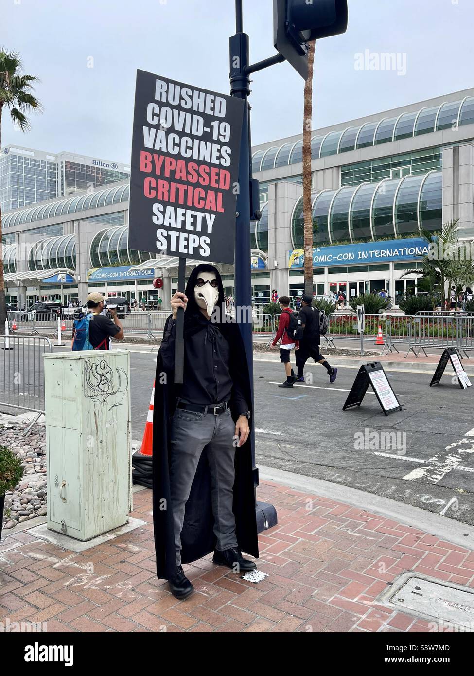 Protestierende halten während der Comic Con 2022 ein Schild vor dem San Diego Convention Center in San Diego, Kalifornien. - Smartphone-aufgenommenes Stockfoto
