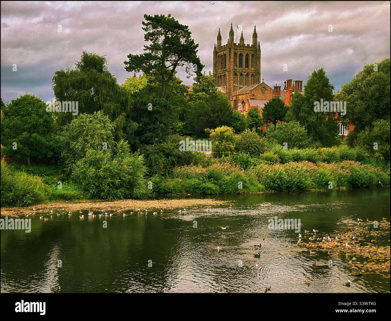 Blick nach Norden über den Fluss Wye in Richtung Hereford Cathedral in England. Diese gotische Struktur wurde um 1189 erbaut und beherbergt den berühmten Mappa Mundi. Foto ©️ COLIN HOSKINS. - Smartphone-aufgenommenes Stockfoto