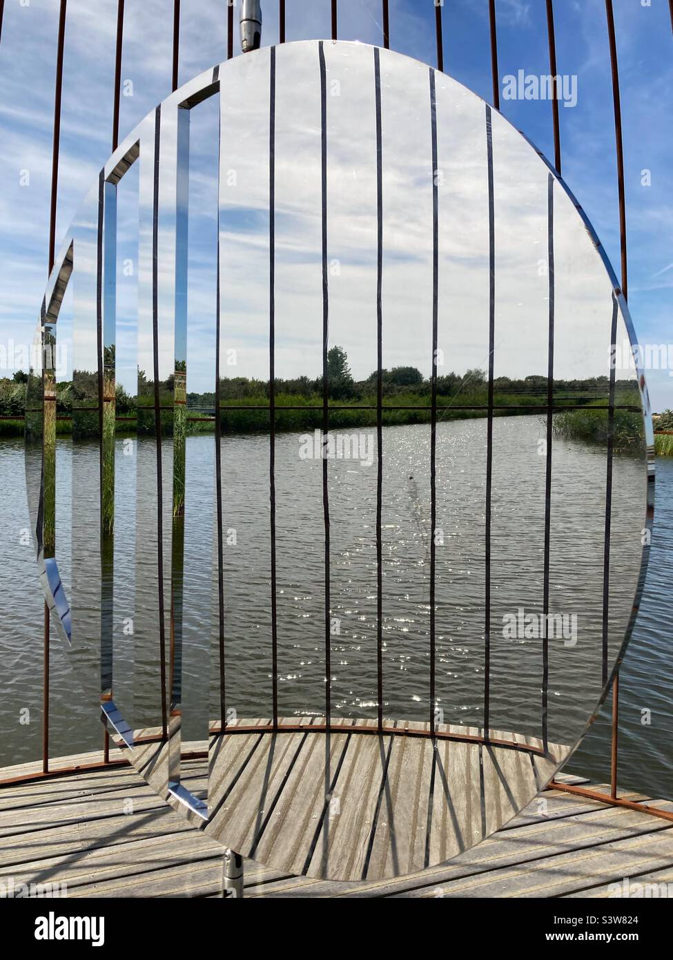 Kunstinstallation „Käfig und Spiegel“ von Jeppe Hein an der Außenseite des Arken Museum of Modern Art, Dänemark - Smartphone-aufgenommenes Stockfoto