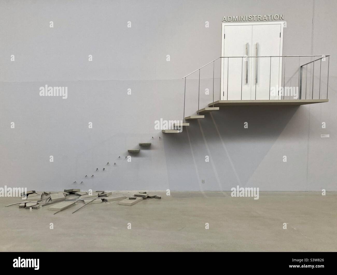 The Installation SOCIAL MOBILITY (STAIRCASE) von Michael Elmgreen & Ingar Dragset im Arken Museum of Modern Art, Dänemark Stockfoto