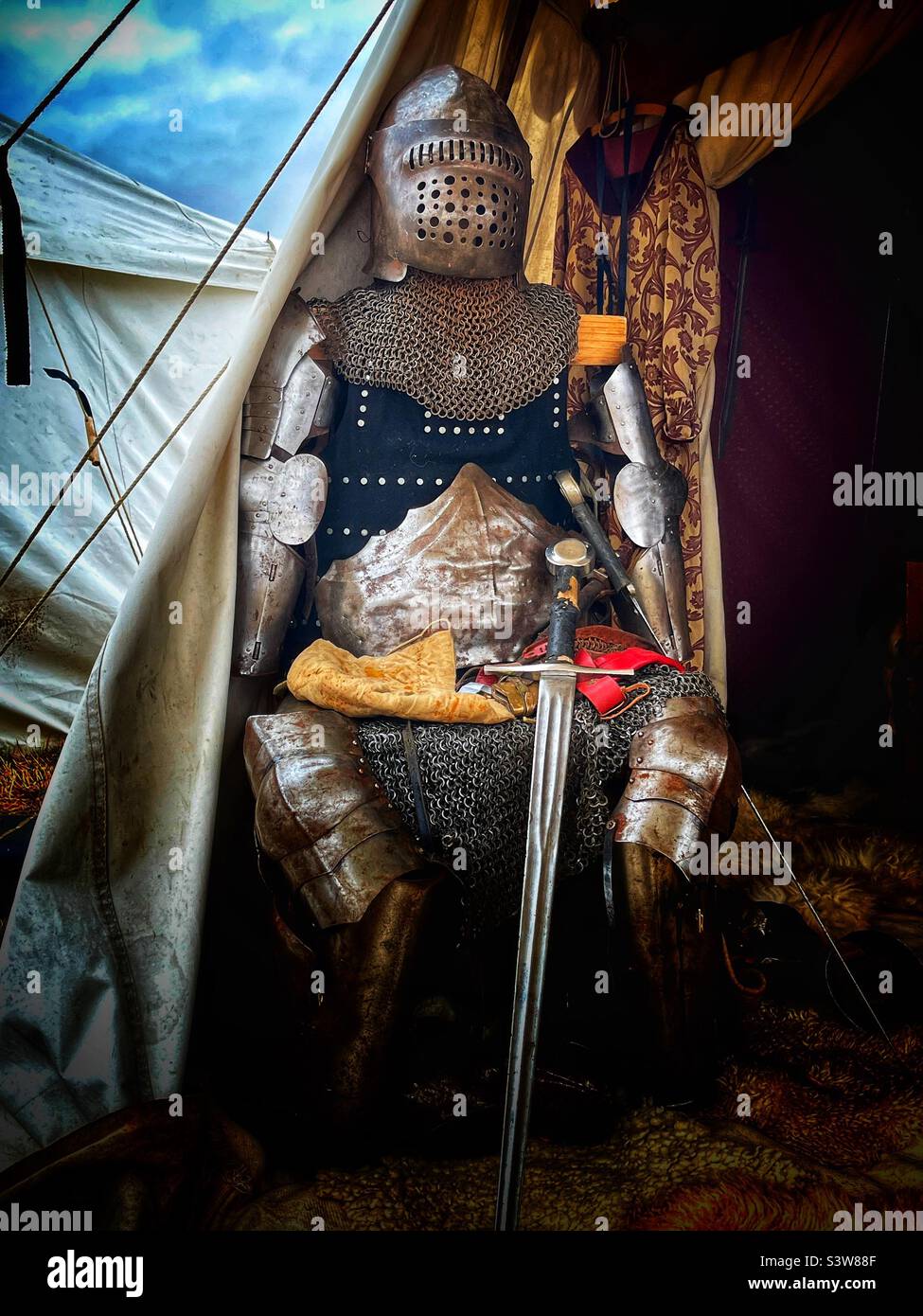 Männlicher Dummy in mittelalterlicher Rüstung und Helm. Heckington Show, Lincolnshire, Großbritannien. Stockfoto