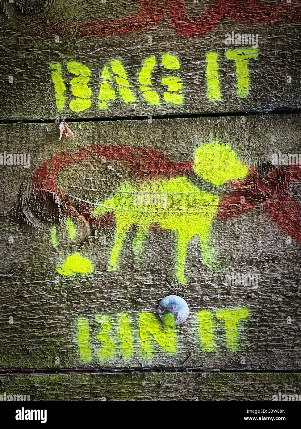 ‘Bag it… Bin it’ schmiertes Graffiti ermutigt Hundebesitzer, nach ihren Haustieren aufzuräumen Stockfoto