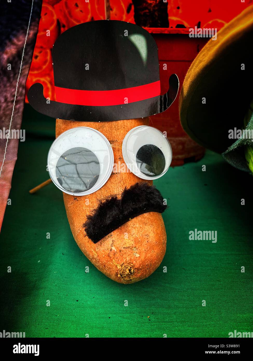 Ein Kartoffelgesicht bei einem Gemüsewettbewerb auf der Heckington Show, Lincolnshire, Großbritannien. - Smartphone-aufgenommenes Stockfoto