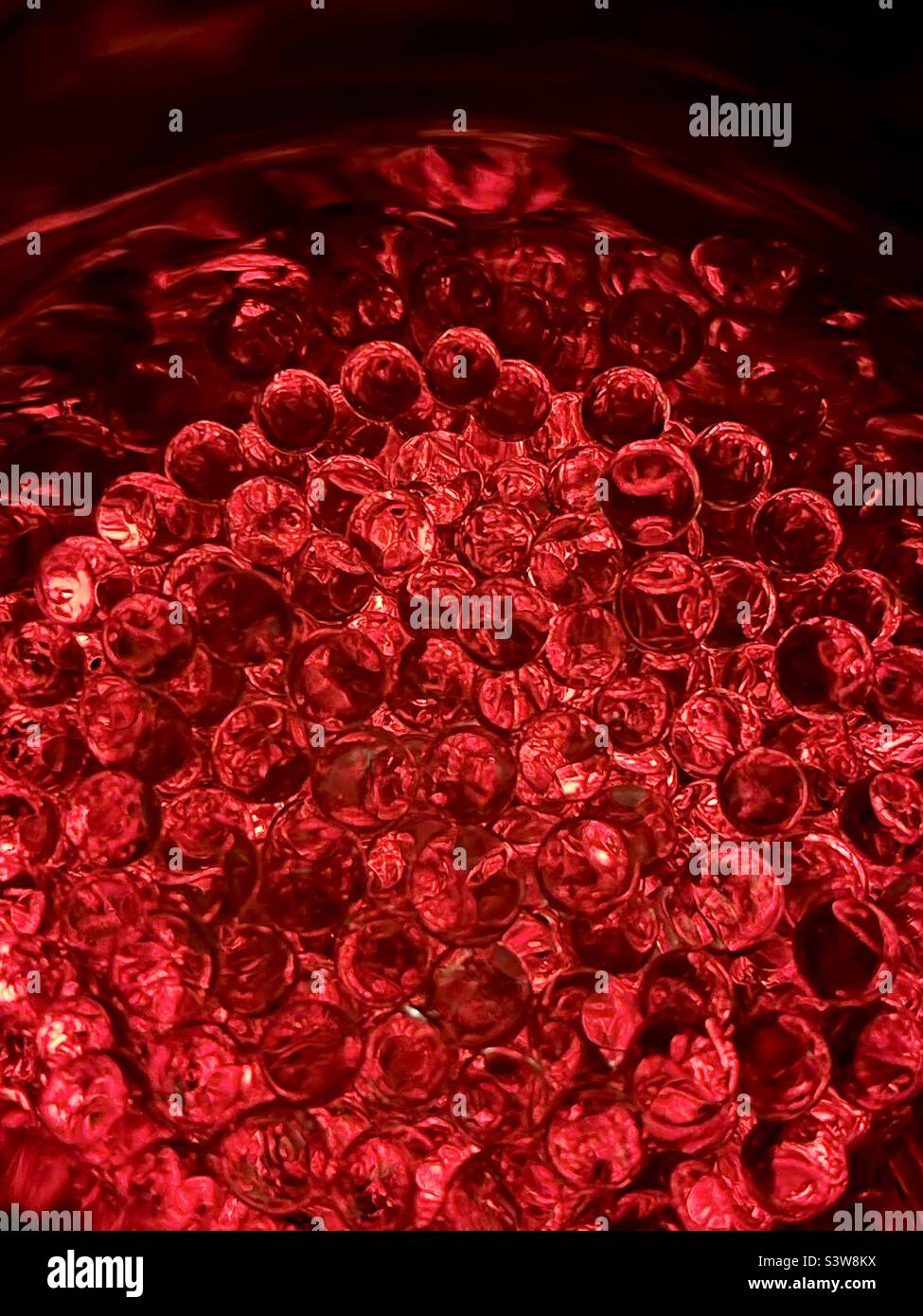 Leuchtend rote Wasser-Gel-Perlen Stockfoto