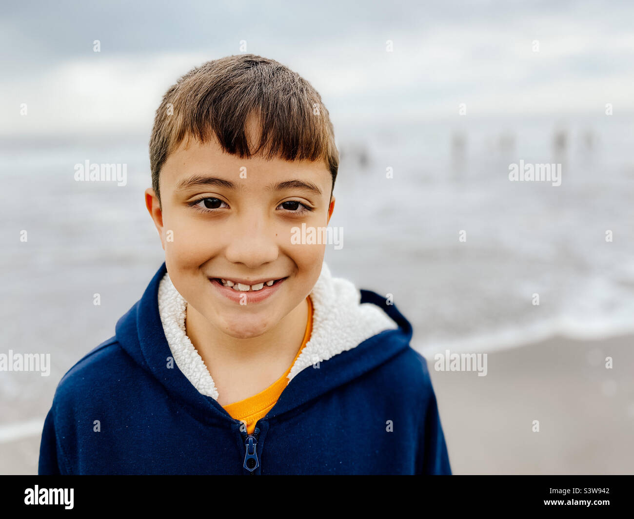 Porträt eines neunjährigen Jungen am Meer. - Smartphone-aufgenommenes Stockfoto