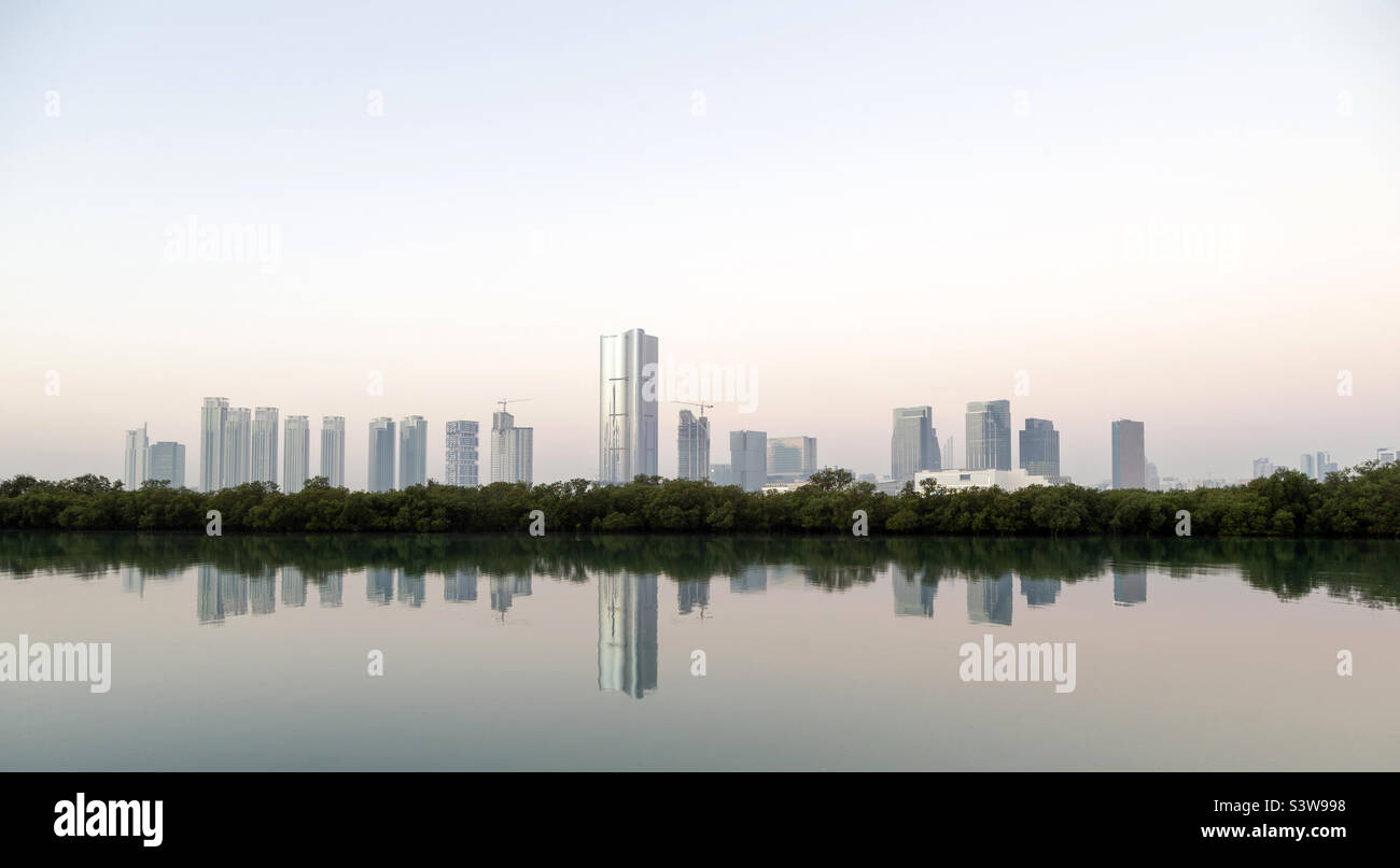 Modernes Stadtbild, AlbReem Island in Abu Dhabi bei Sonnenaufgang Stockfoto