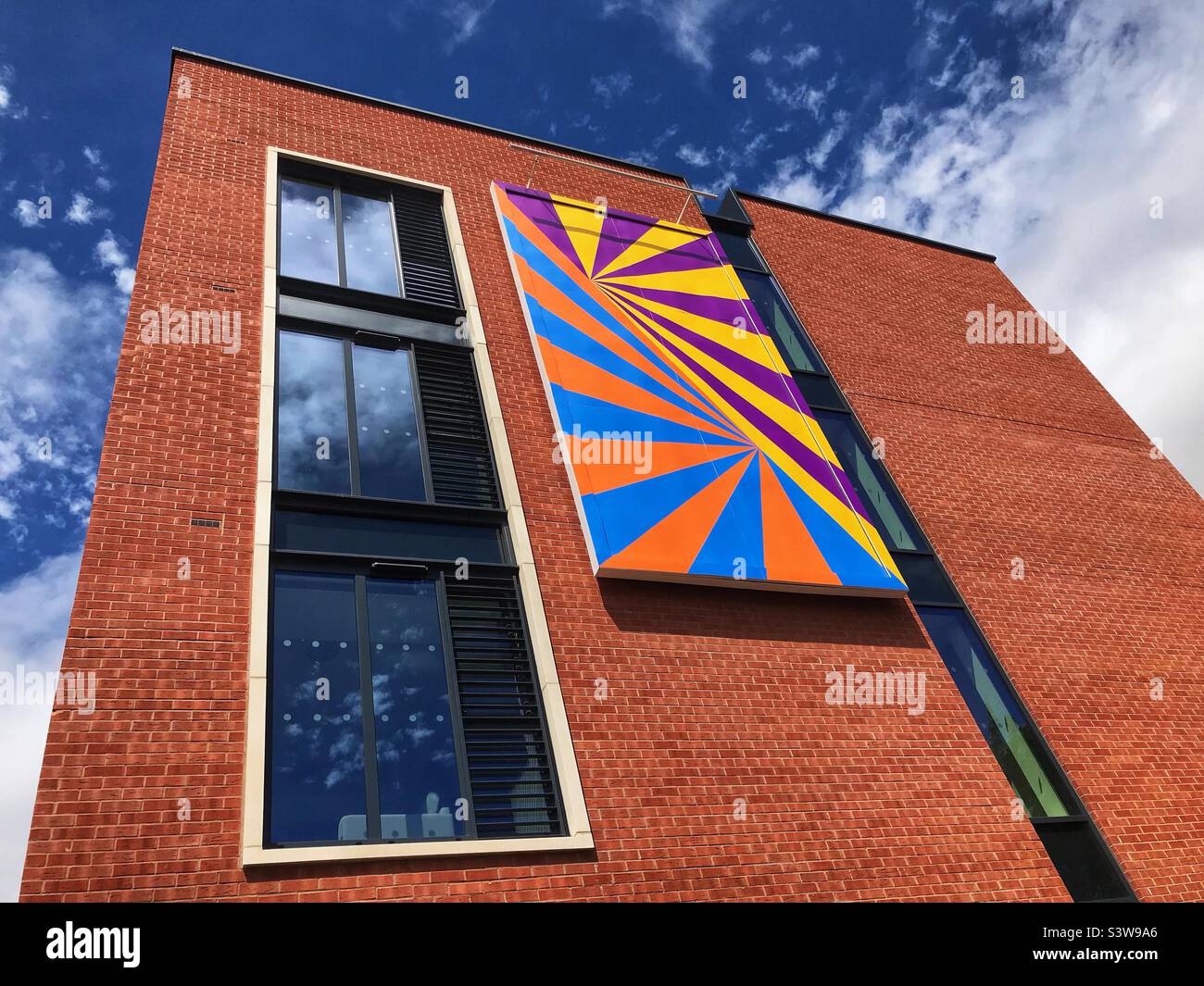 Kunst im öffentlichen Raum von Lothar Gotz auf der Seite der Studentenunterkunft am Hereford College of Arts Herefordshire UK - Smartphone-aufgenommenes Stockfoto