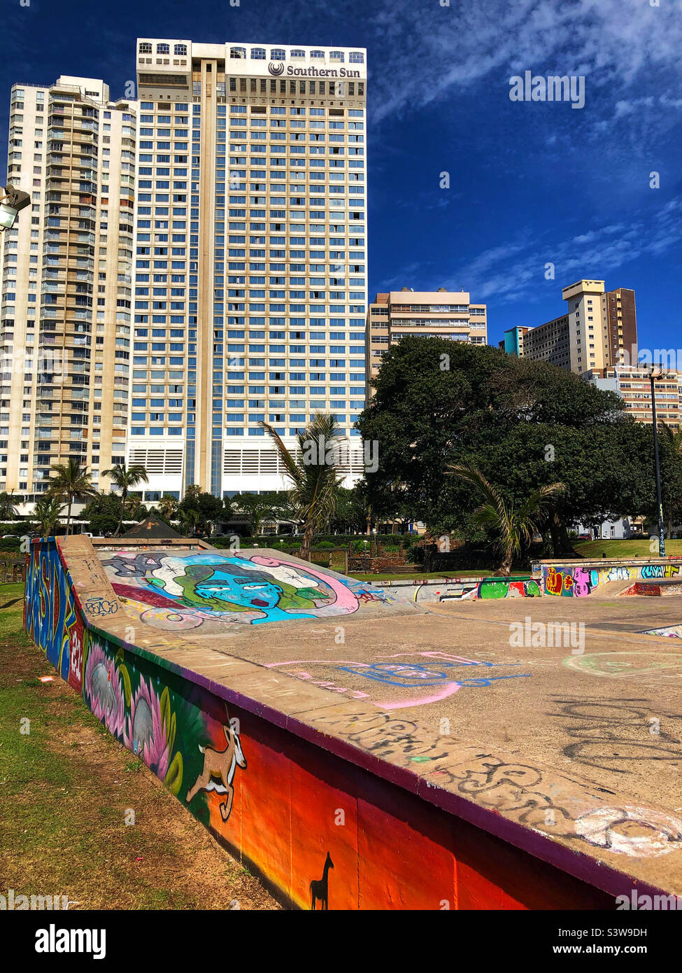 Skate Park und das Southern Sun Hotel in Durban, Südafrika Stockfoto