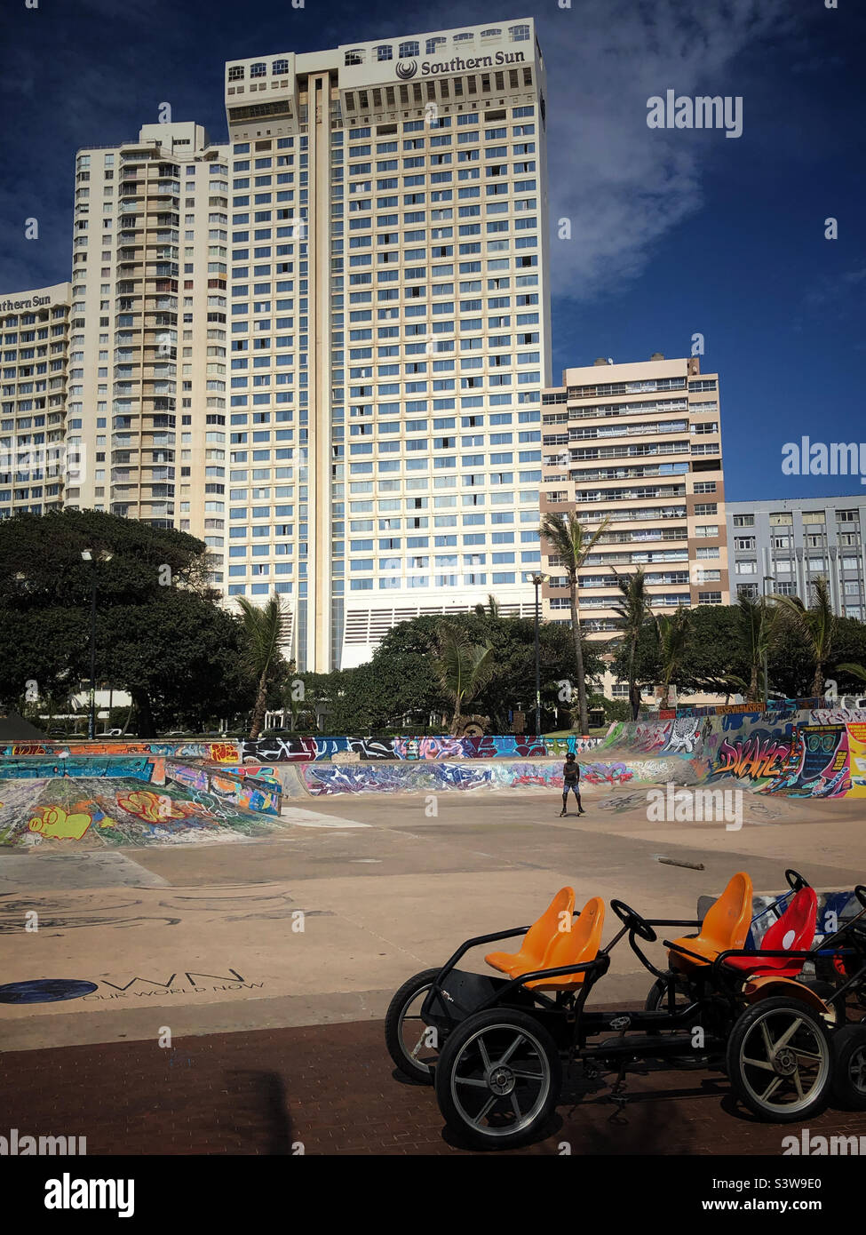 Dies ist der Skatepark vor dem Southern Sun Maharani Hotel an einem Strand von Durban in Südafrika Stockfoto