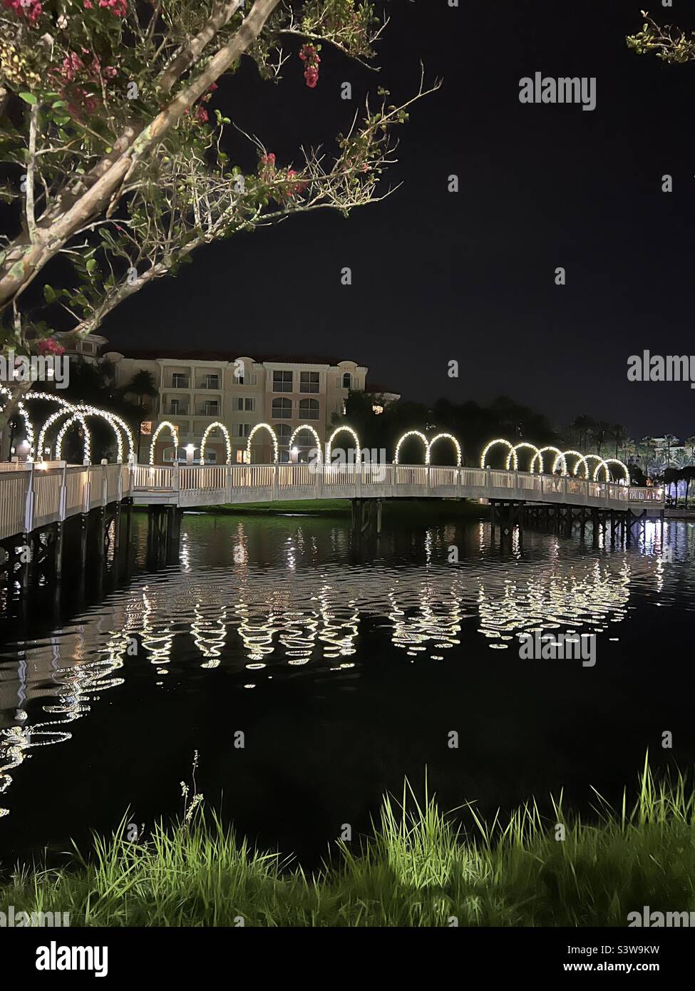 Nachtfoto des beleuchteten Brückenwegs im Marriott Grande Vista Orlando, Florida USA, Juli 2022 Stockfoto