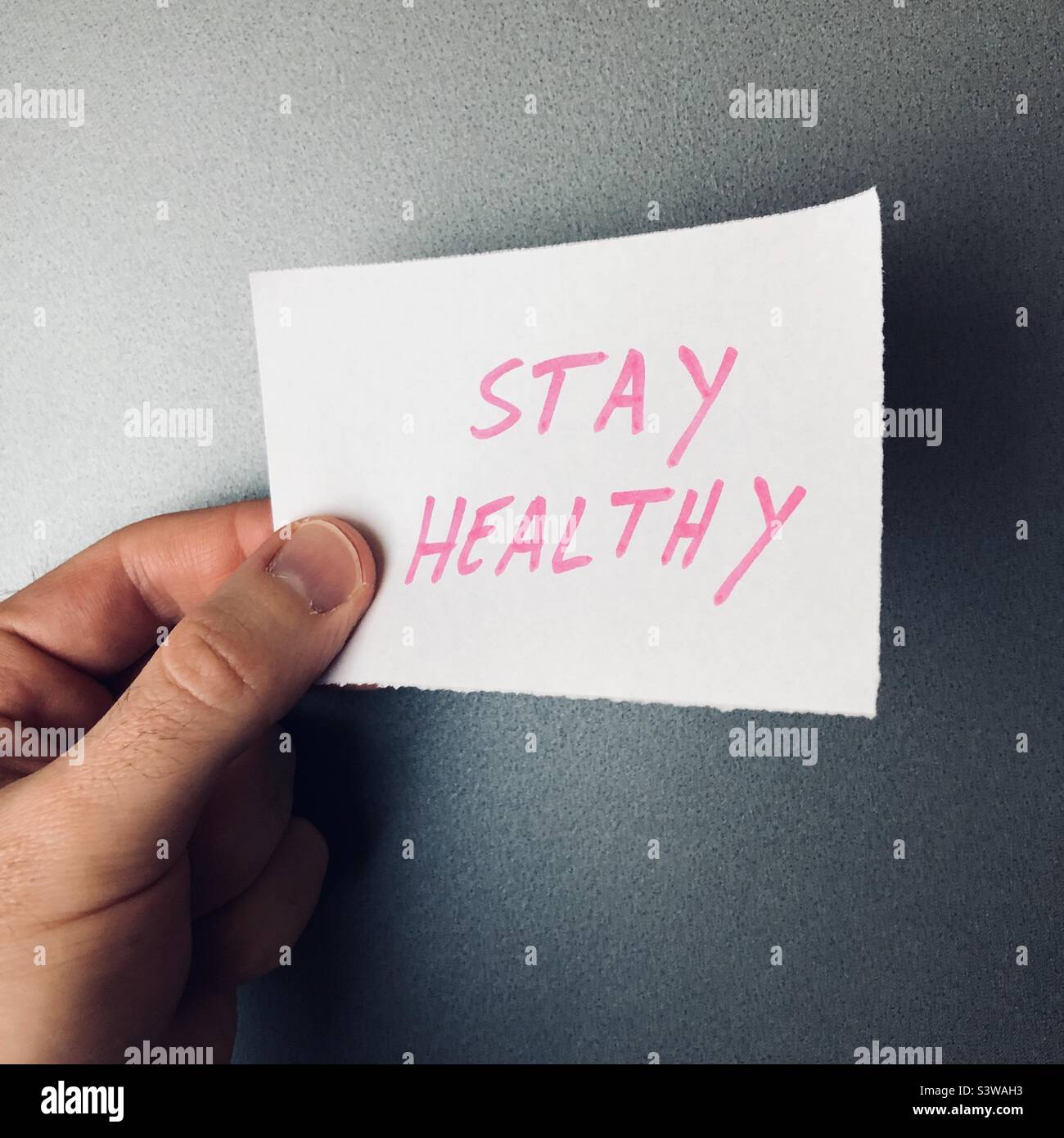 Bleiben Sie gesund Motivation auf einem Stück Papier Stockfoto