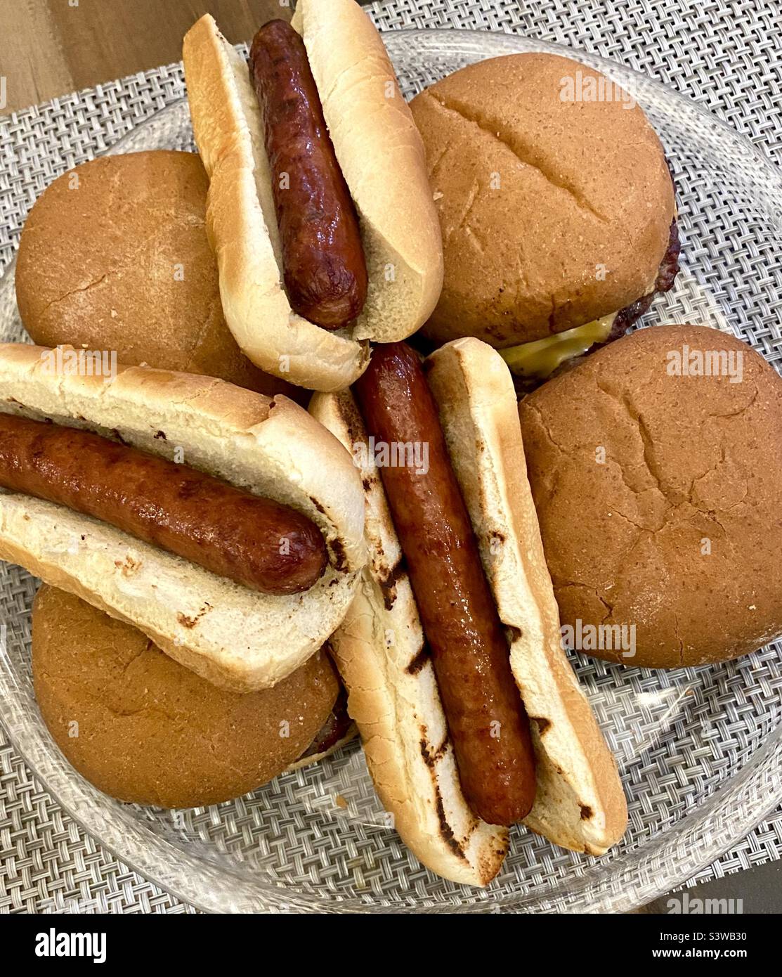 Gegrillte Hot Dogs und Hamburger in Brötchen. - Smartphone-aufgenommenes Stockfoto
