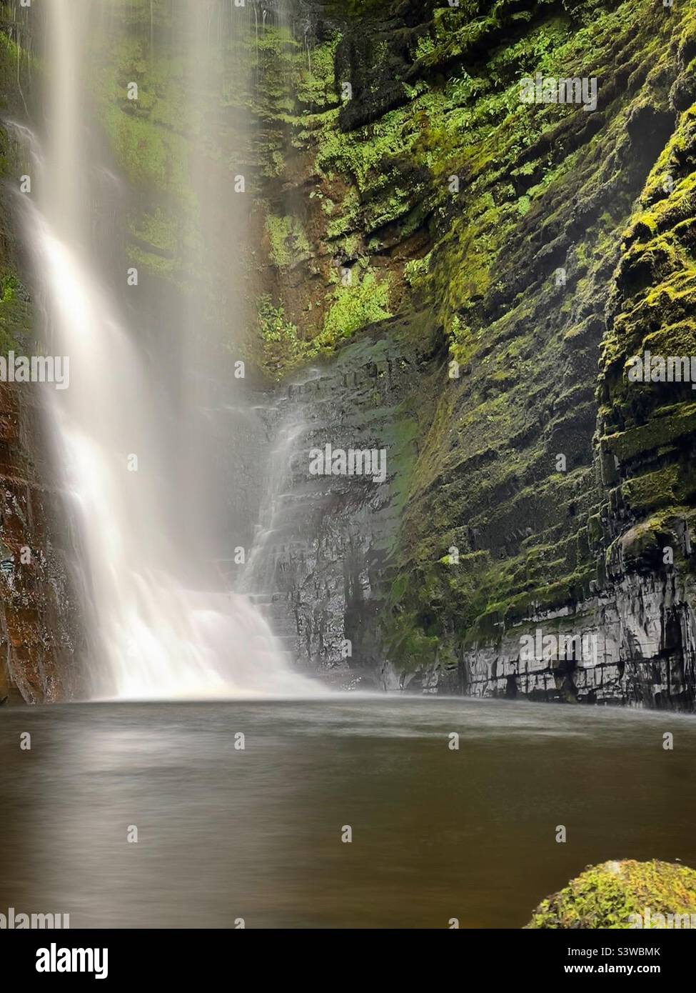 Versteckter walisischer Wasserfall, Fluss Pyrddin, Sgwd Einion Gam. Stockfoto