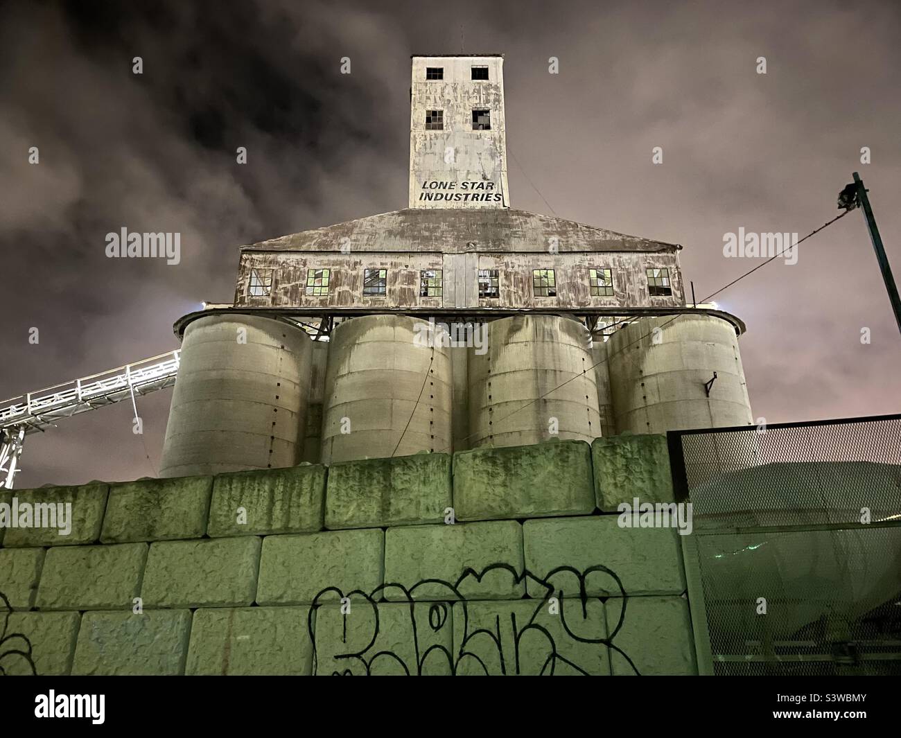 Lone Star Industries Betonwerk, jetzt geschlossen. West Oakland, Kalifornien. Stockfoto