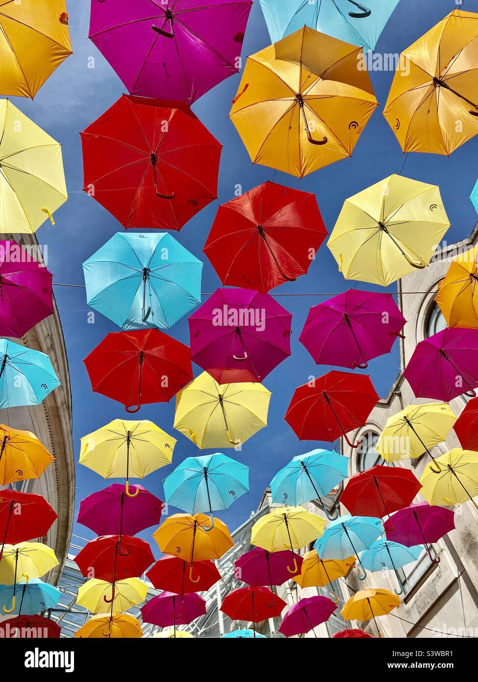 Anzeige von bunten Regenschirmen Stockfoto