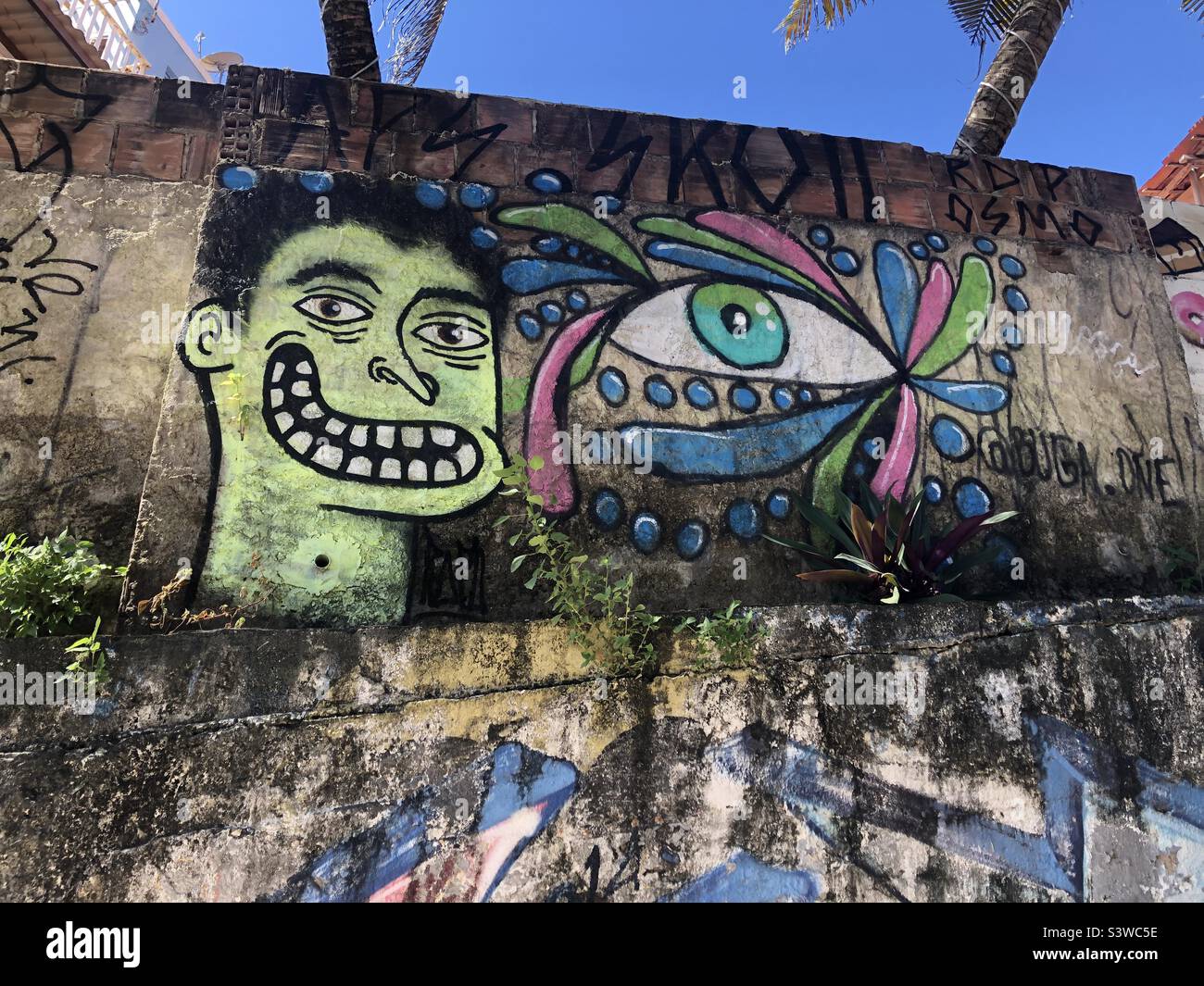 Graffiti-Wand in Pipa, Brasilien. Stockfoto