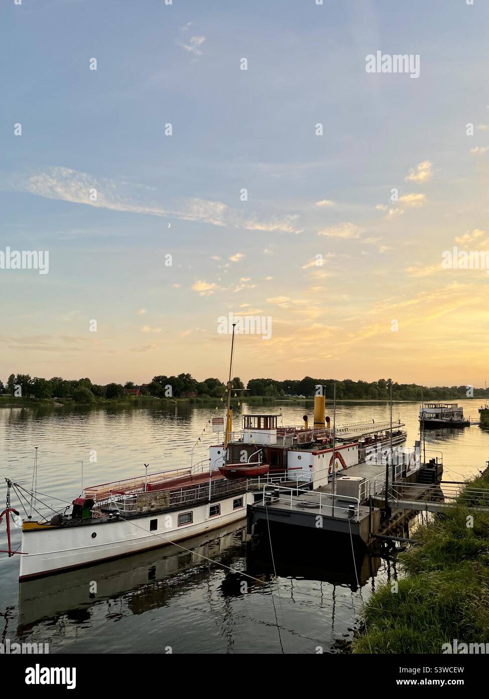 Freizeitboot in Lauenburg an der Elbe Deutschland - Smartphone-aufgenommenes Stockfoto