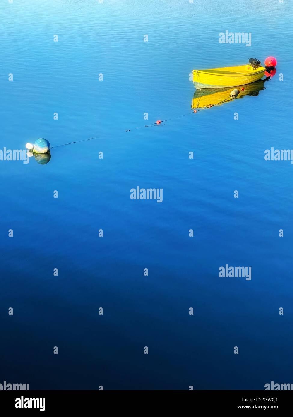 Gelbes Boot auf blauem Wasser. Stockfoto