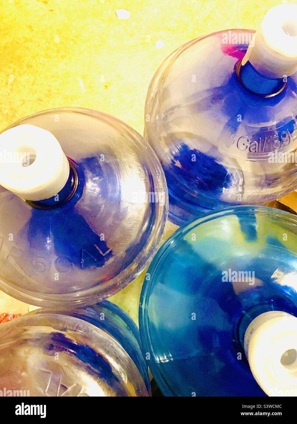 4 Wasserkanupfen mit Kopierraum - Smartphone-aufgenommenes Stockfoto