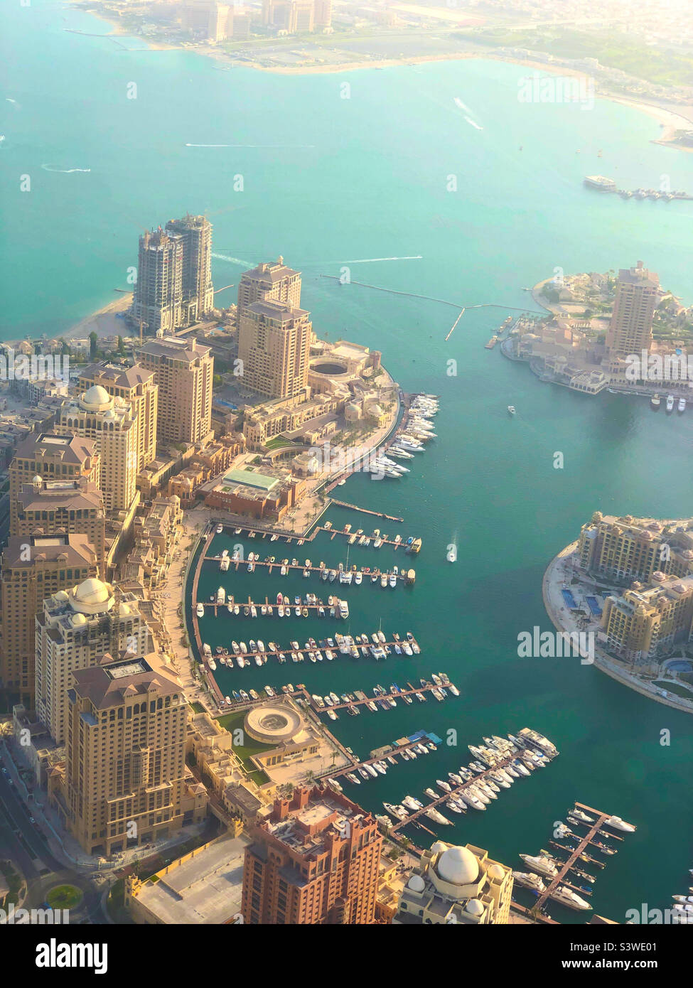 The Pearl, eine künstliche Insel, Doha, Katar aus der Luft - Smartphone-aufgenommenes Stockfoto