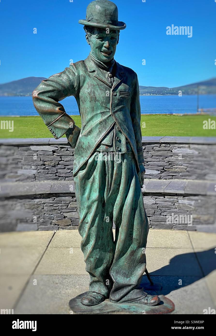 Bronzeskulptur von Charlie Chaplin in Waterville, County Kerry, Irland, von Alan Ryan Hall. - Smartphone-aufgenommenes Stockfoto