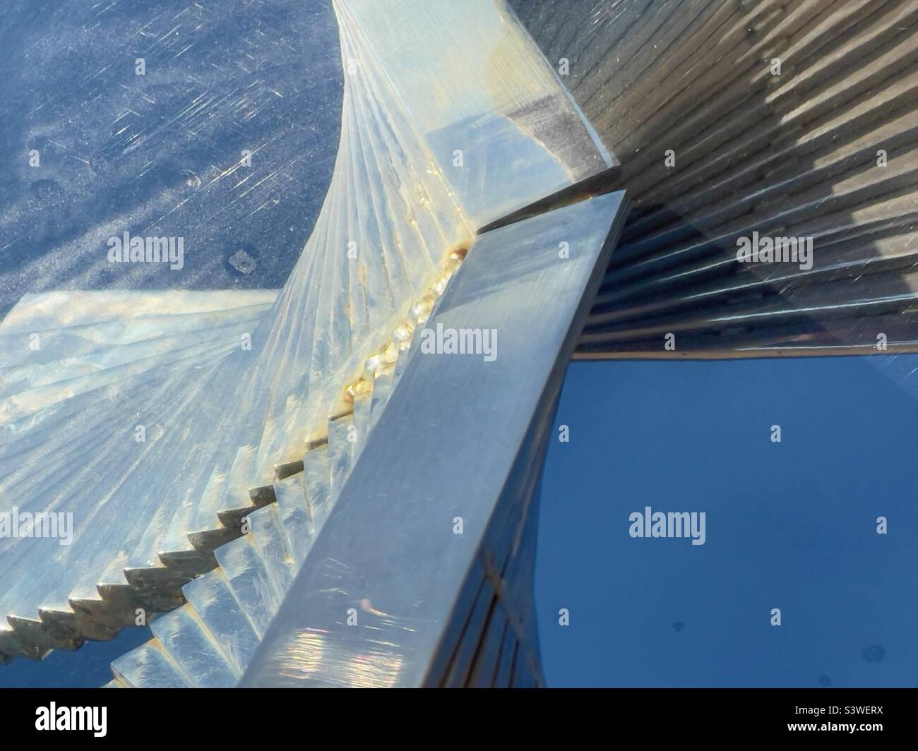 Ein Detail einer verchromten abstrakten Skulptur an Bord eines Kreuzfahrtschiffes Stockfoto