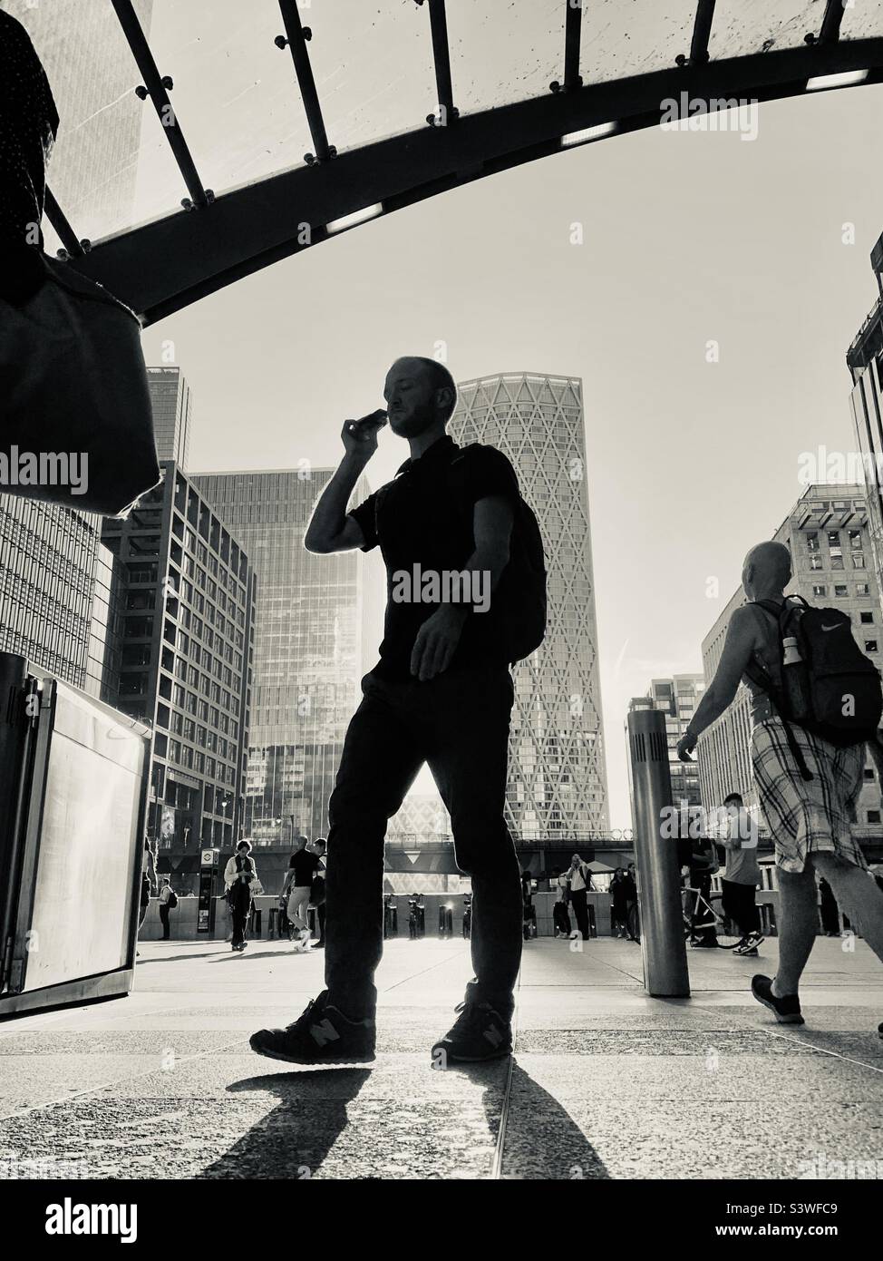 Silhouette eines Mannes, der am Canary Wharf-U-Bahnhof telefoniert Stockfoto