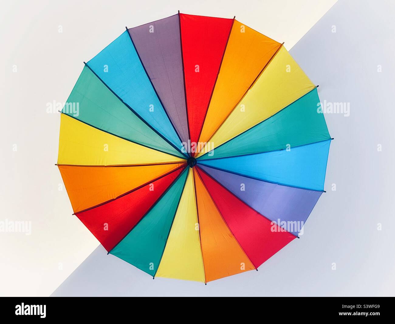 Oberseite eines Regenschirms in Regenbogenfarben. Keine Personen. Stockfoto