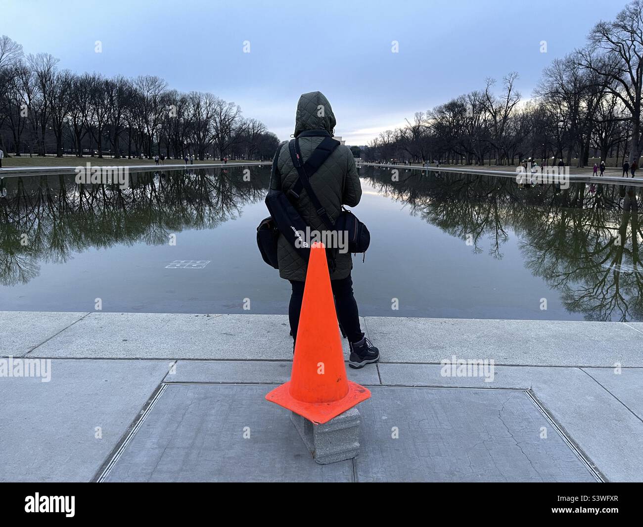 Fotograf in Washington DC mit orangefarbenem Kegel Stockfoto