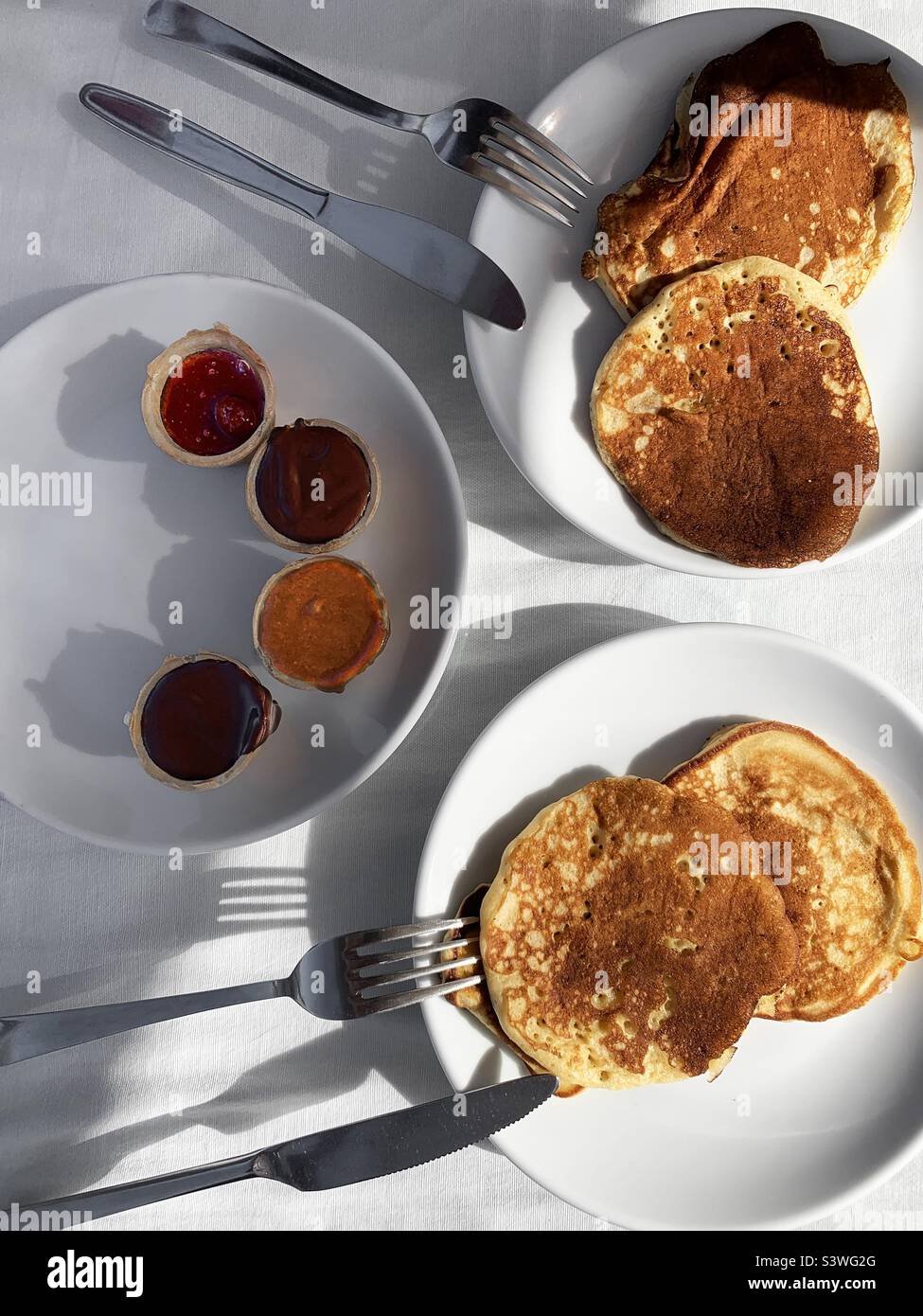 Pfannkuchen mit verschiedenen Saucen in Licht und Schatten Stockfoto