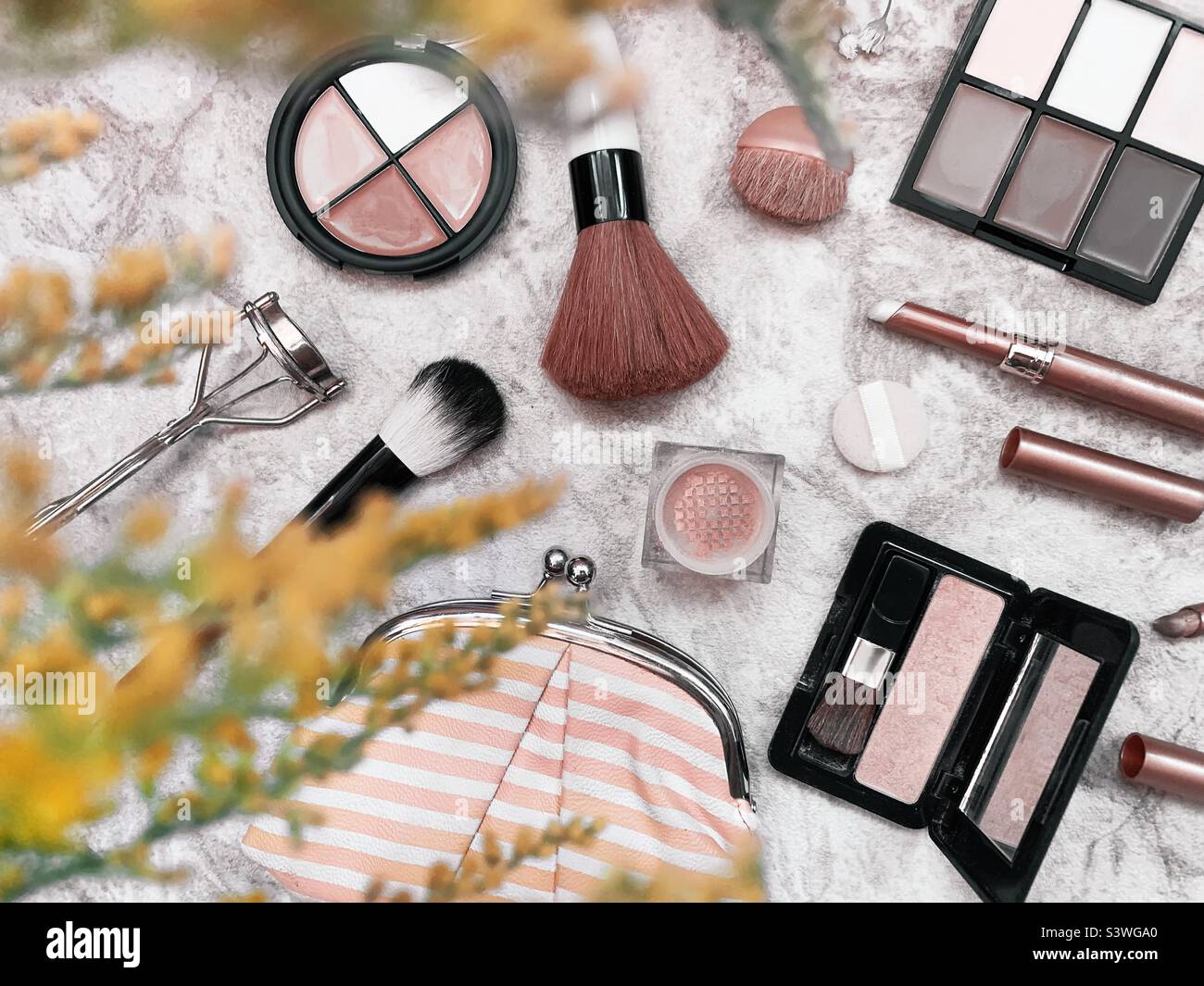 Kosmetische Produkte in natürlichen Farben - Smartphone-aufgenommenes Stockfoto