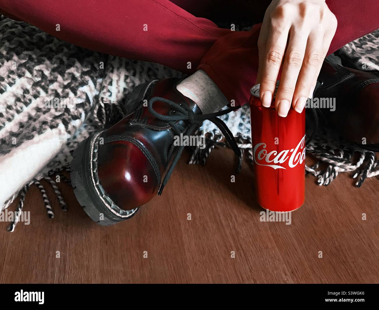 Coca-Cola-Getränk in modischer Kleidung - Smartphone-aufgenommenes Stockfoto