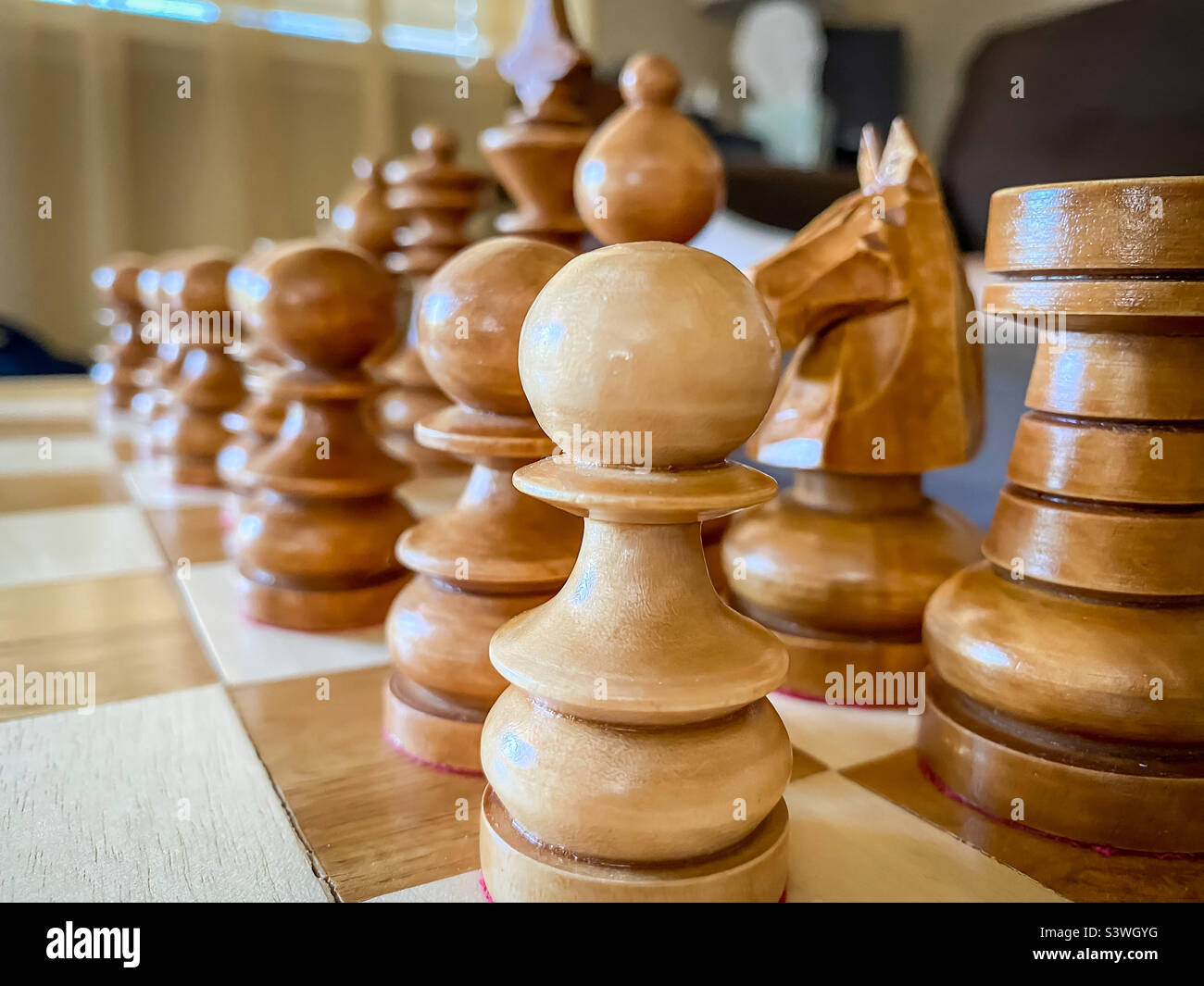 Nahaufnahme eines Schachspiels, das bereit ist, ein Spiel zu spielen. Stockfoto