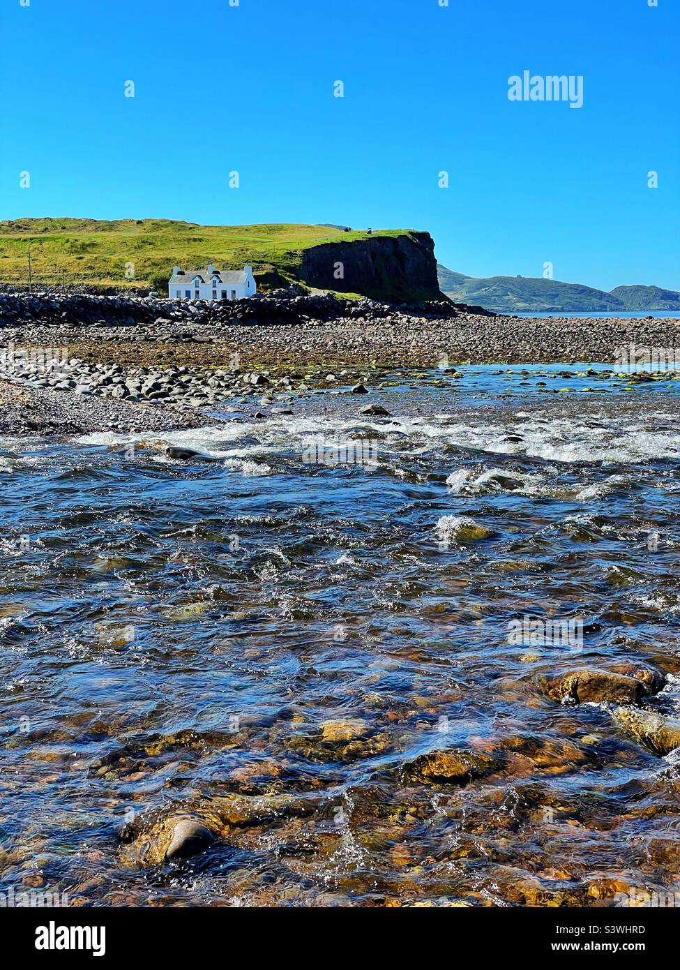 Der Ausfall vom Lough Currane und dem Butler Pool zum Waterville Strand, Ballinskelligs Bay, Grafschaft Kerry, Irland, August. Stockfoto