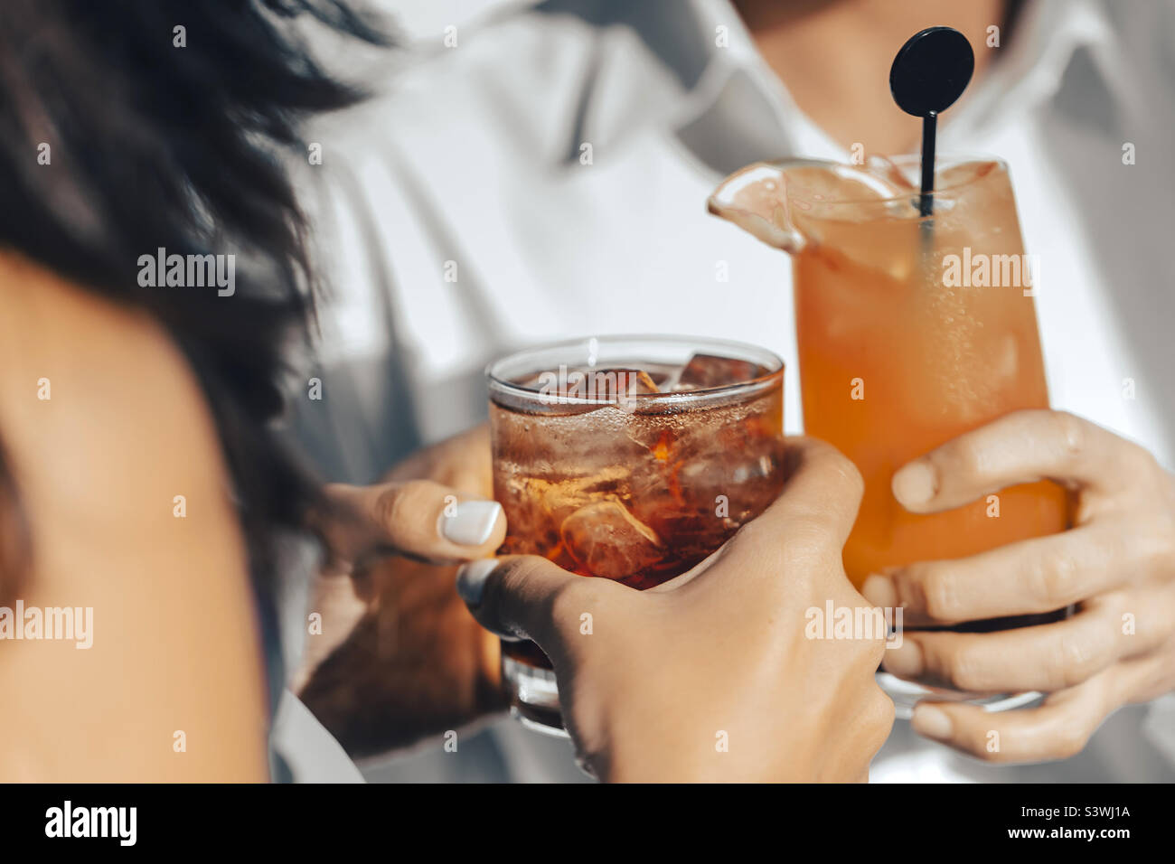 Happy Hour Getränke an der Bar, Hände nur im Rahmen - Smartphone-aufgenommenes Stockfoto