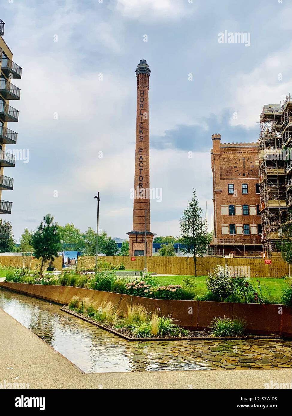 Der ikonische Schornstein, der Teil der Horlicks Factory war (heute Horlicks Quarter), Slough, berkshire, Großbritannien. Der Kamin ist von der Stadt und dem umliegenden Vorort aus zu sehen. Stockfoto