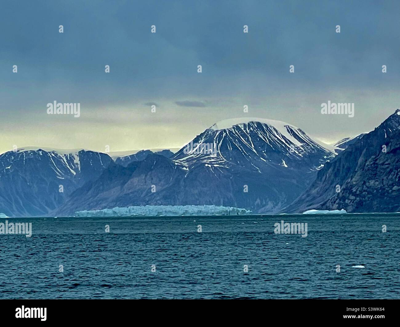 Die Berge und Gletscher eines Fjords in Ostgrönland aus dem Arktischen Ozean - Smartphone-aufgenommenes Stockfoto