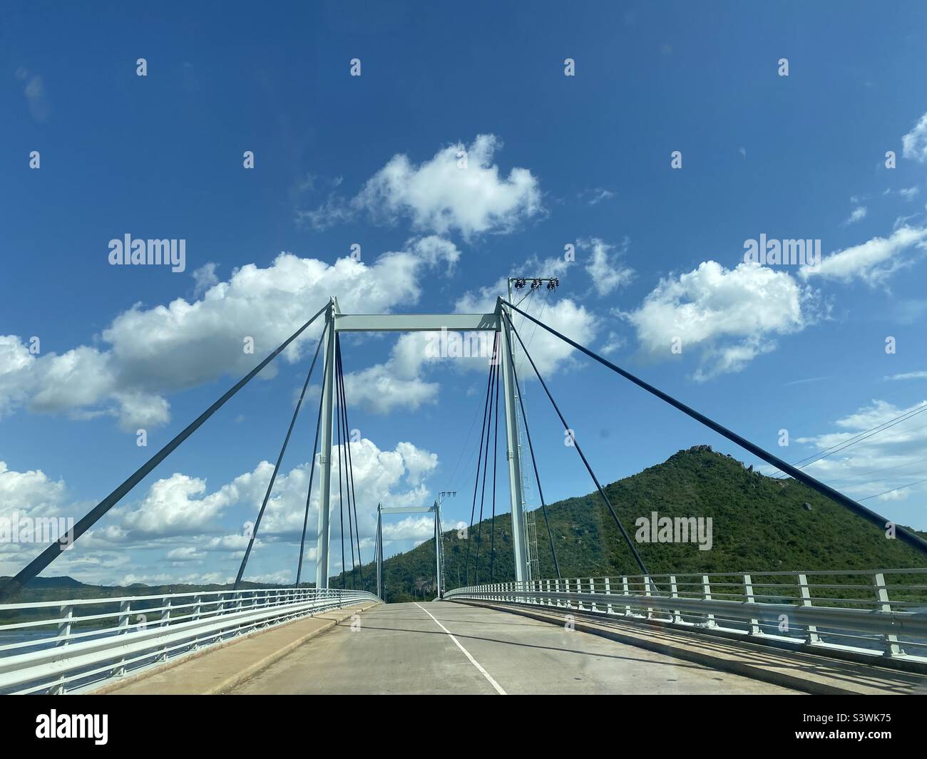 Diese Brücke verbindet die große Region Mara in Tansania. Die berühmte Felsstadt mit der Region Musoma, die nach Kenia führt. Stockfoto