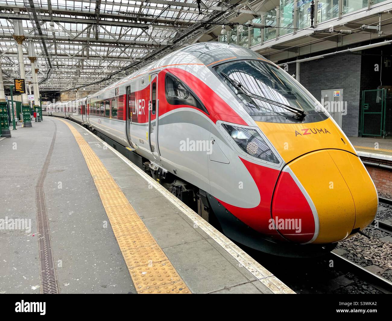 LNER-Klasse 800 Azuma, Bahnhof Edinburgh, Großbritannien Stockfoto