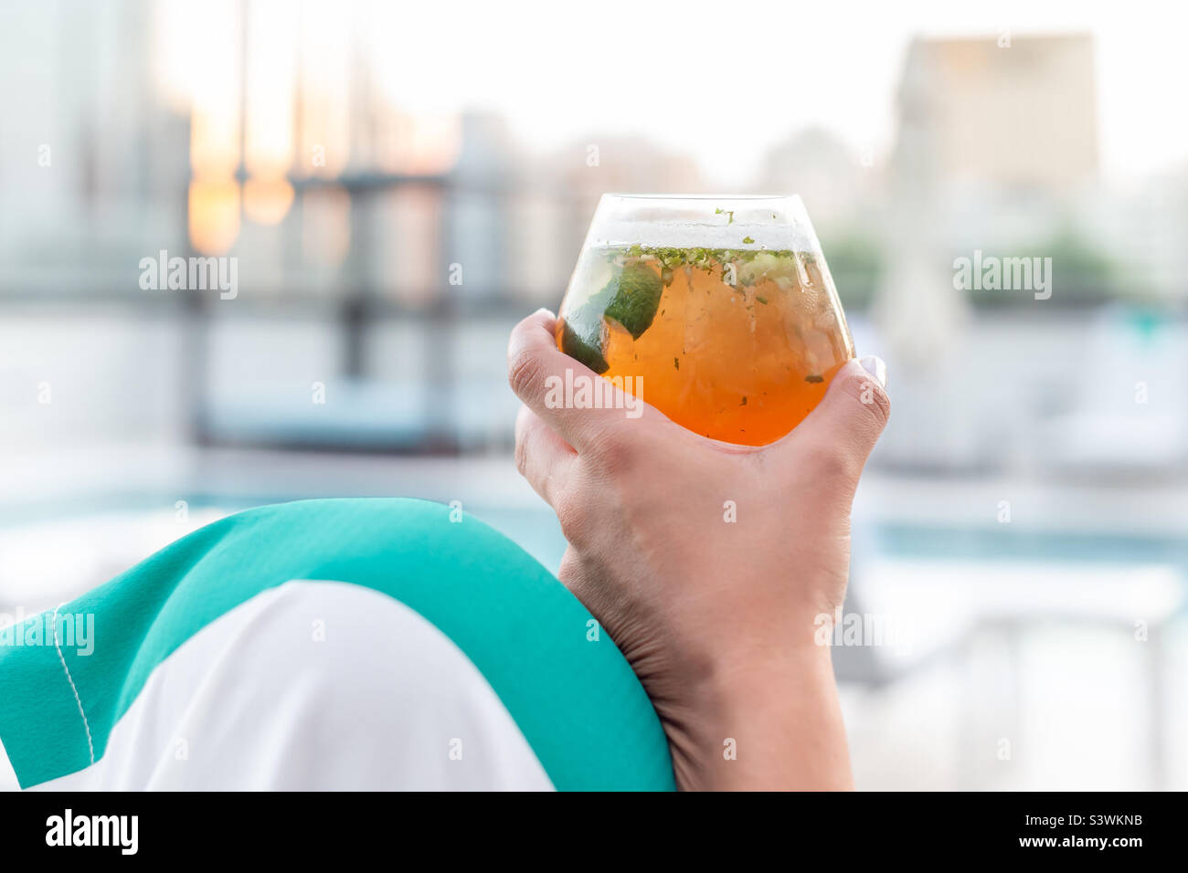 Leckerer Cocktail in der Hand, Happy Hour am Pool Stockfoto