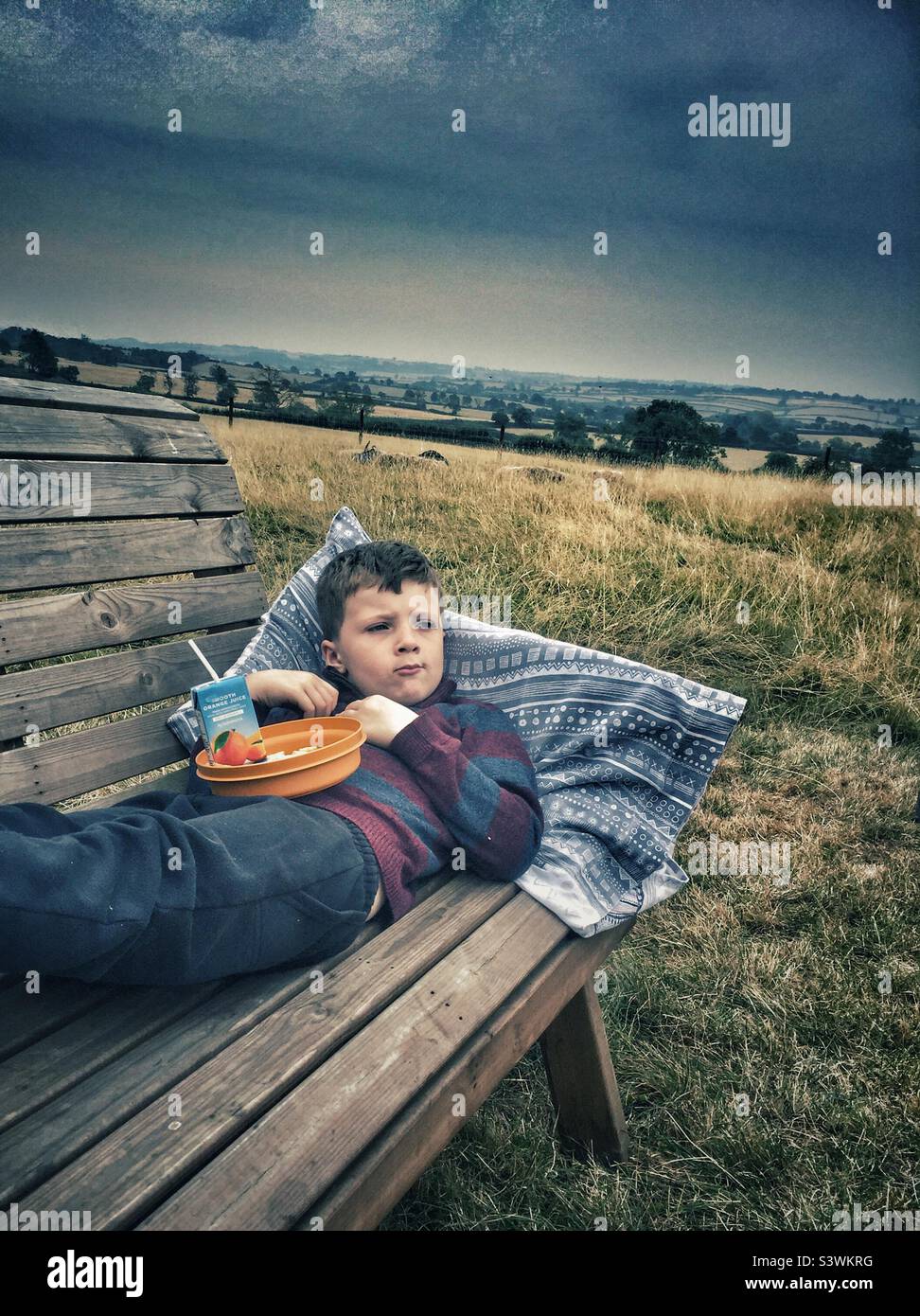 Kinder entspannen auf dem Campingplatz Stockfoto