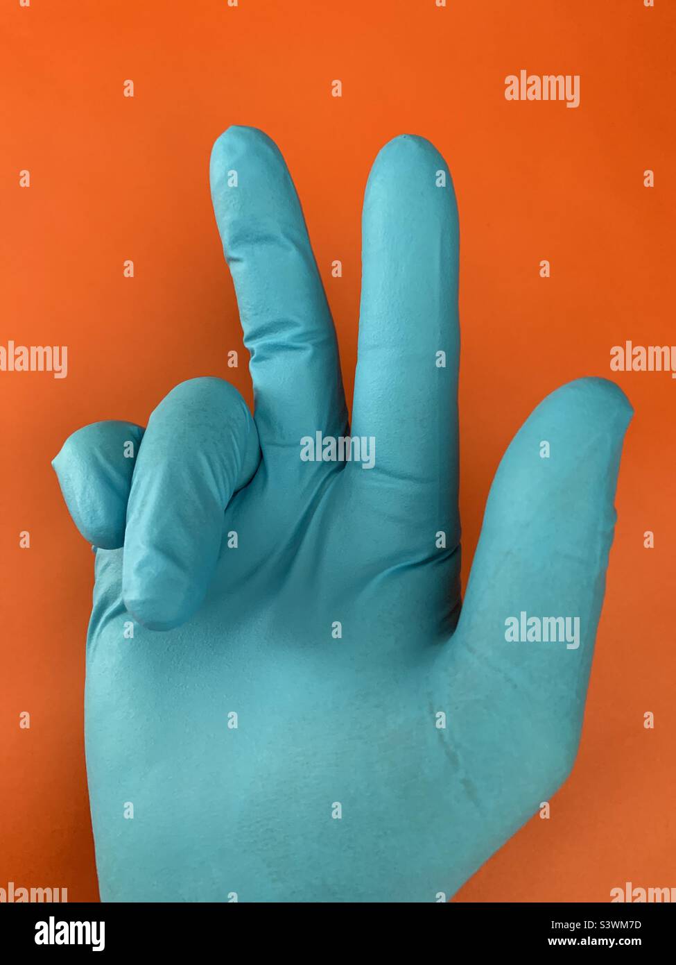 Klares Handsignal für Zählung – drei nehmen Stockfoto