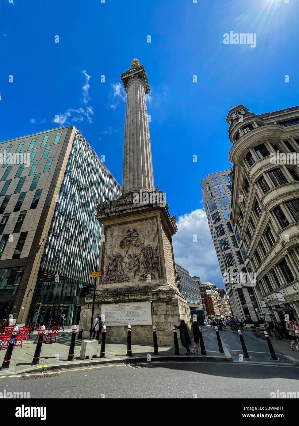 London Monument & zeitgenössische Architektur - Smartphone-aufgenommenes Stockfoto