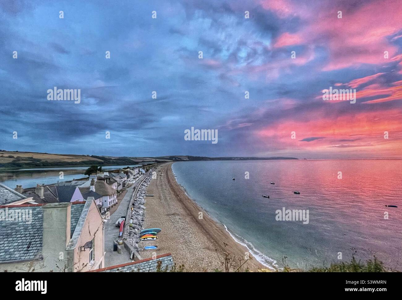 Morgen Red Sky über Fischerdorf Torcross, South Devon - Smartphone-aufgenommenes Stockfoto