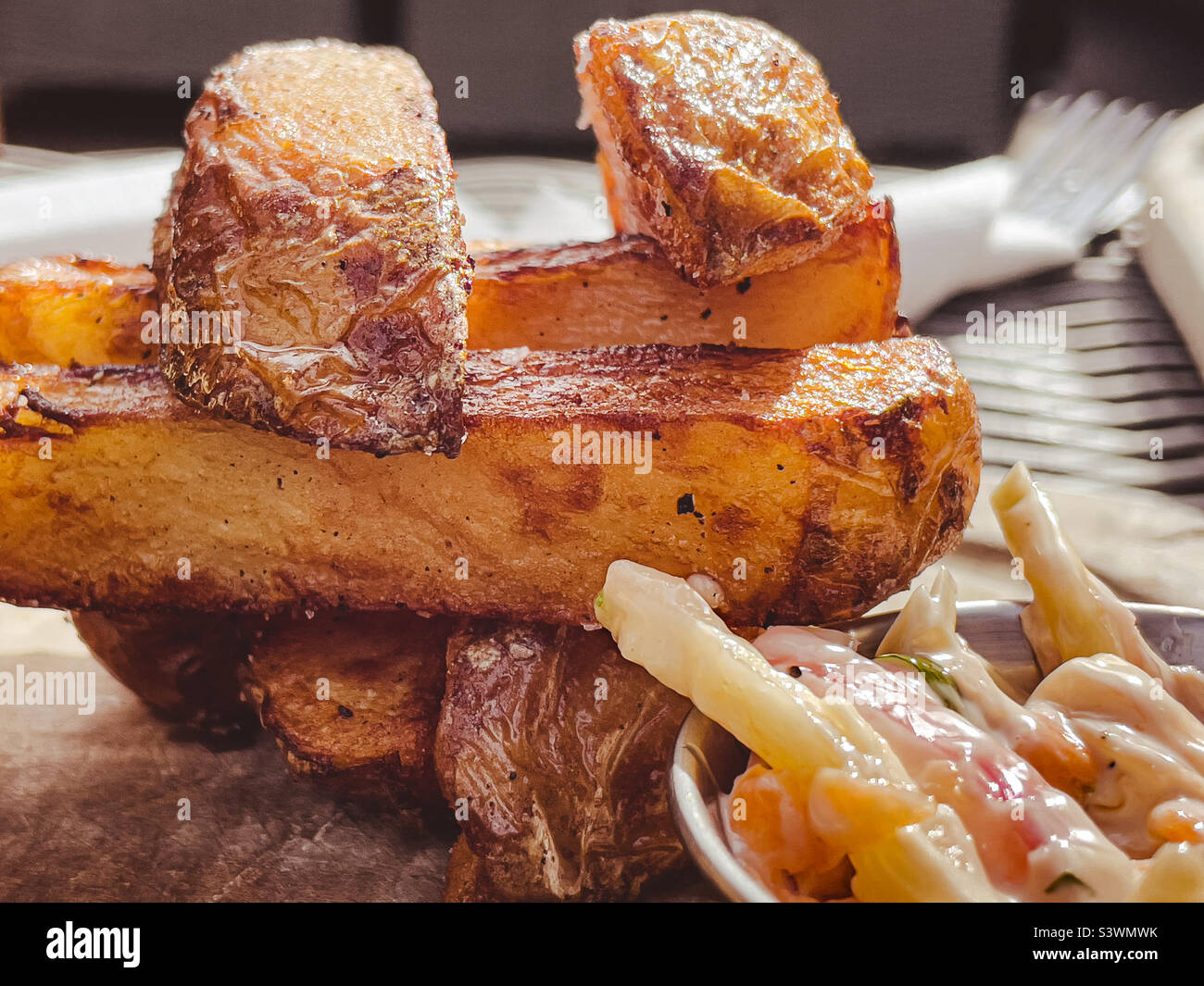 Dreifach gekochte Chips mit Krautsalg auf einer Holzplatte - Smartphone-aufgenommenes Stockfoto