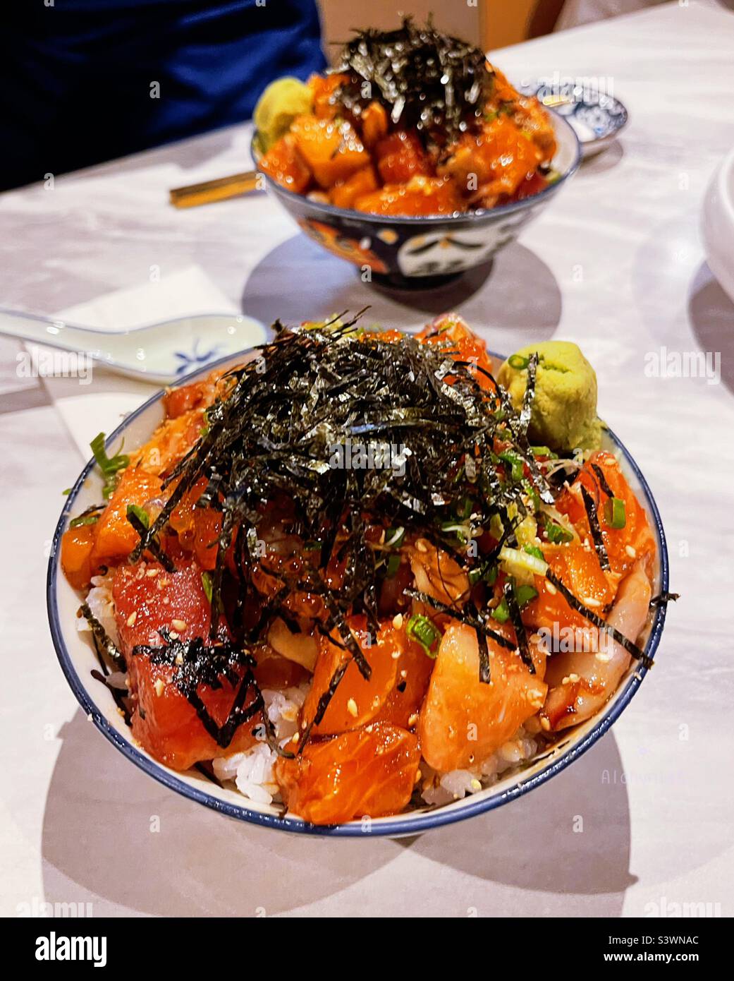 Chirashi Don, Berg Sashimi top w spezielle Sauce mit qq japanischem Reis Stockfoto