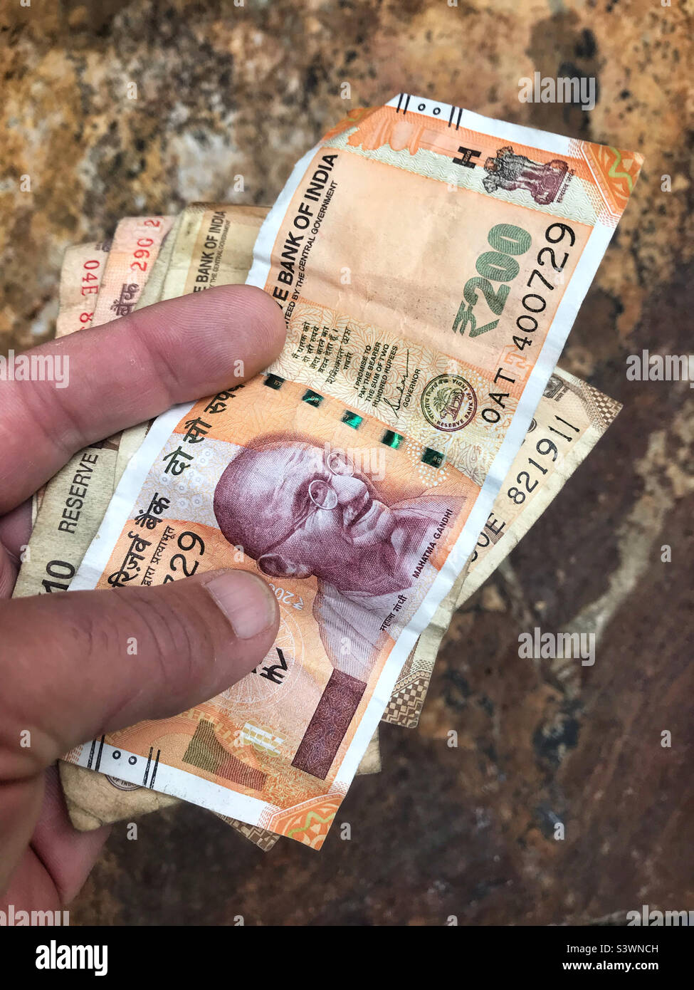 Eine Handvoll indischer Währung, einschließlich einer 200-Rupien-Note. Stockfoto