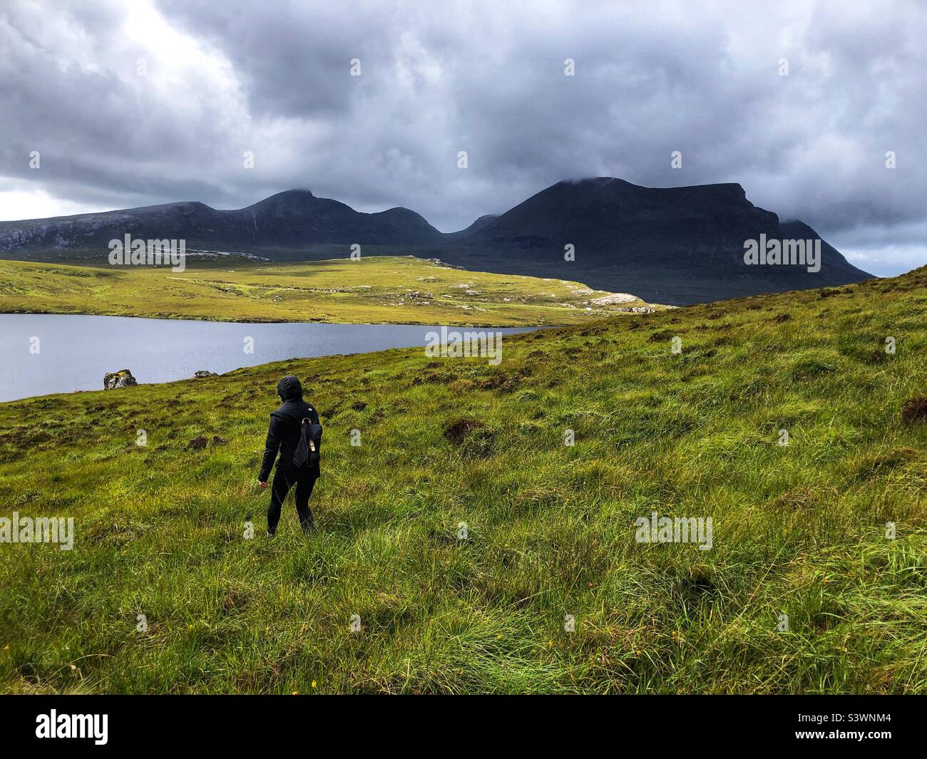 Wandern in den schottischen Highlands, mit Blick auf den Berg Quinag, Schottland Stockfoto