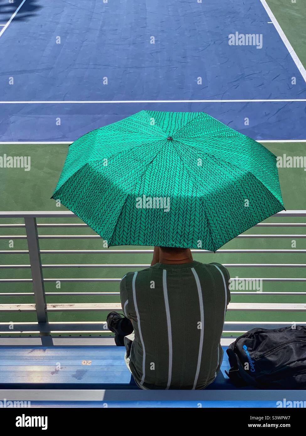 Ein Mann, der den Regenschirm hält und die USA beim Öffnen von 2022 beobachtet Stockfoto